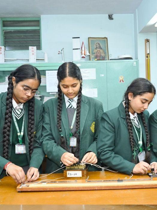 Senior Wing-Physics-Lab